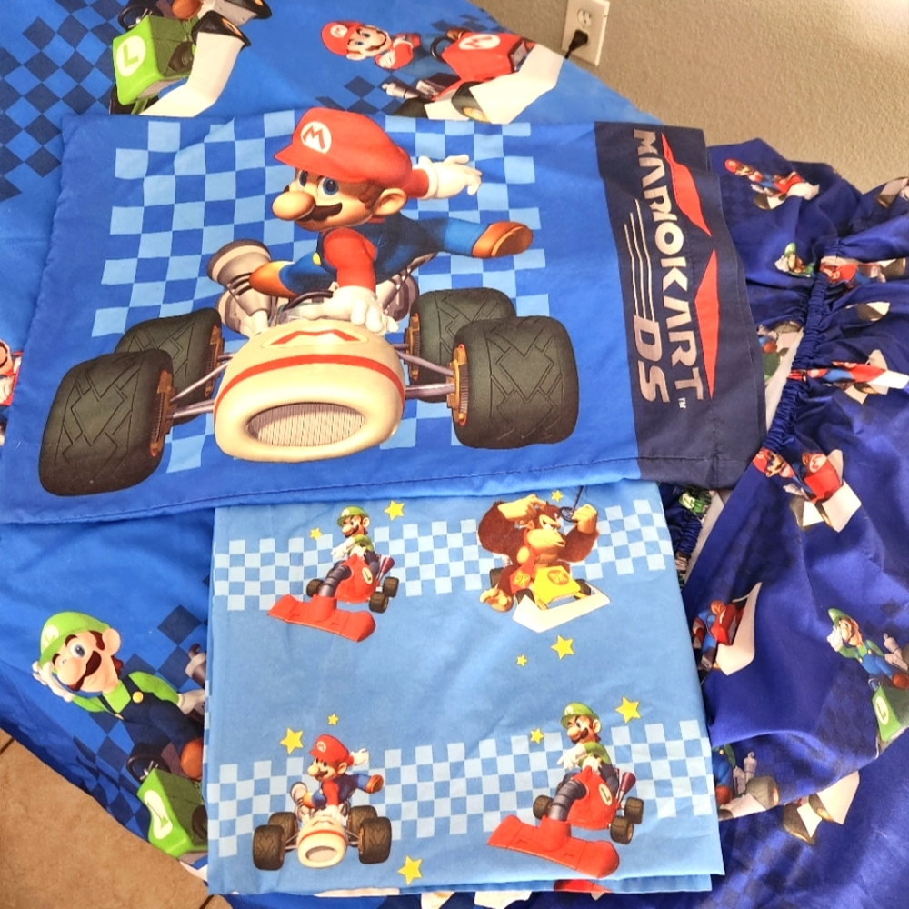 Super Mario Kart DS Twin Set of Sheets and Reversible Comforter